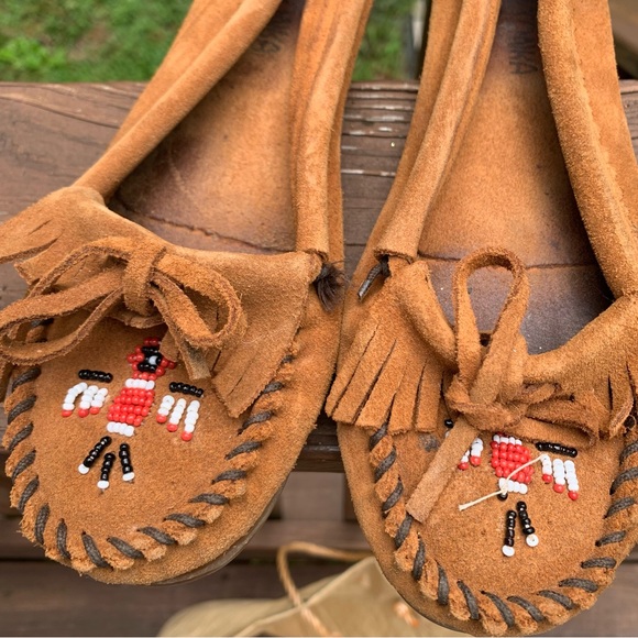 Minnetonka Tan Moccasins with Beaded Design - Picture 2 of 9